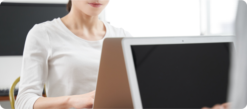 パソコンを使用している写真