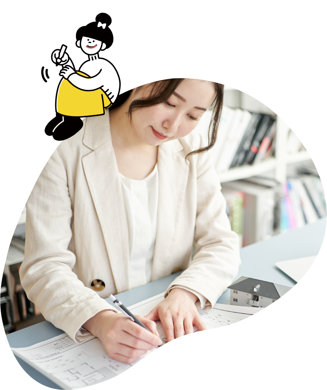 デザインを紙に書いている写真